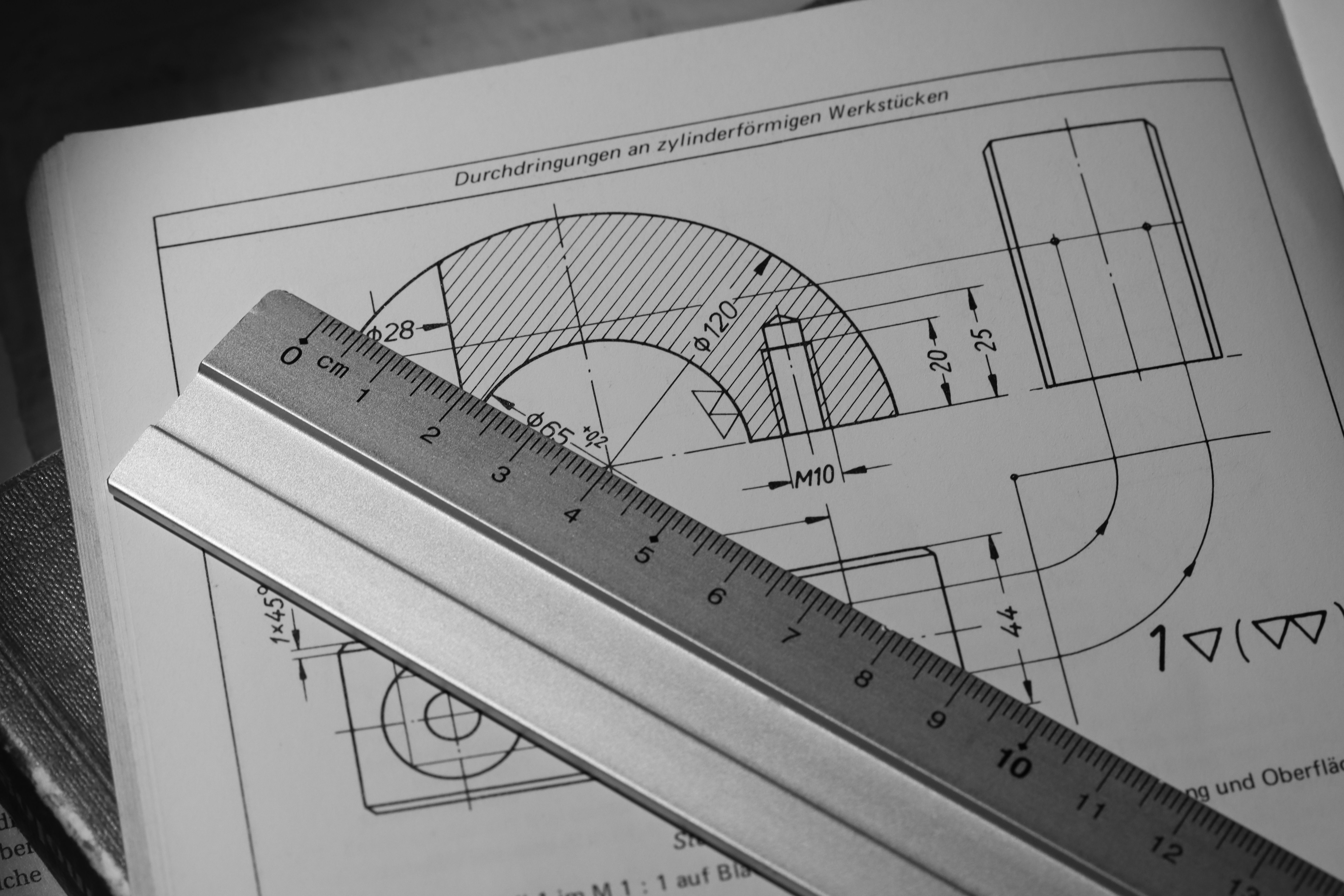 Ingenieurin am CAD-Arbeitsplatz